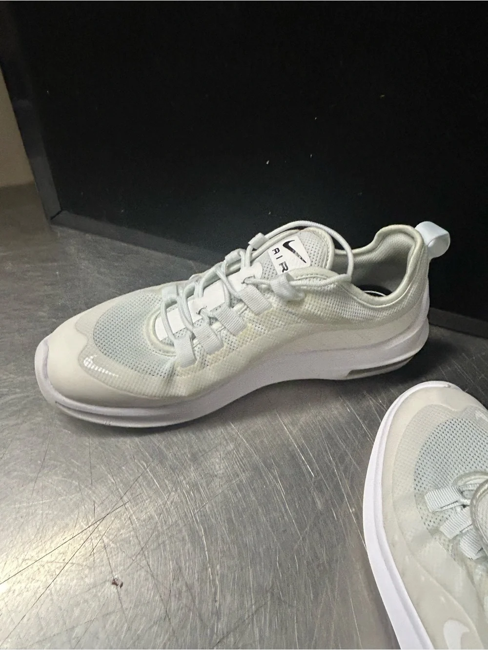 Nike AirMax Axis Size 8 Women - Picture 7 of 10
